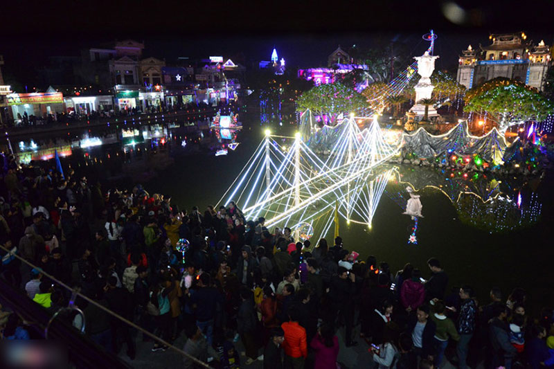 Biển người ra đường đón Giáng sinh